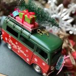 Combi grande con árbol, regalos y skies