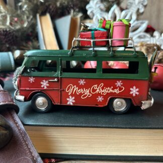 Combi chica con regalos y skies