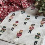 Camino de mesa cascanueces fondo blanco