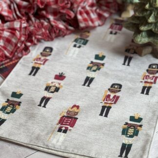 Camino de mesa cascanueces fondo blanco