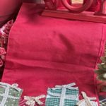 Camino de mesa rojo con regalos