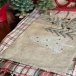 Camino doble escoces blanco y verde con árboles