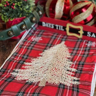 Camino de mesa escoces con árbol bordado