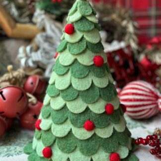 Árbol de lana verde con esferas