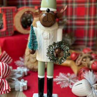 Cascanueces reno con sweater y corona