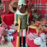 Cascanueces reno con sweater y skies