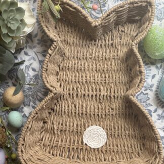 Canasta de conejo tejida