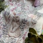 Camino de mesa coneja con flores moradas