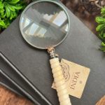 Lupa decorativa con mango blanco