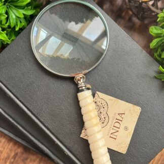 Lupa decorativa con mango blanco
